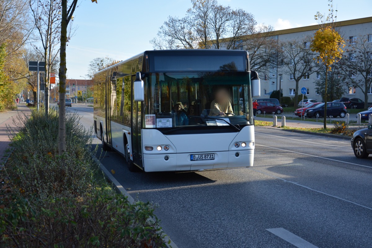 Am 08.11.2014 fährt B-US 8731 (Neoplan) für die Berliner S-Bahn SEV. Aufgenommen Teltow, Mahlower Straße.

