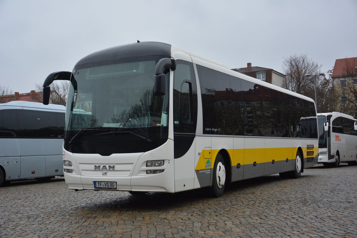 Am 09.12.2015 steht TF-VG 80 auf dem Bassinplatz in Potsdam. Aufgenommen wurde ein MAN Lion's Regio der VTF.
