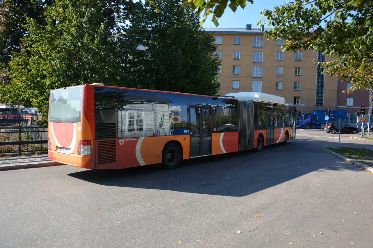 Am 11.09.2014 fährt UFH 616 auf der Linie 3 nach Ryd. Aufgenommen am Hauptbahnhof Linköping.