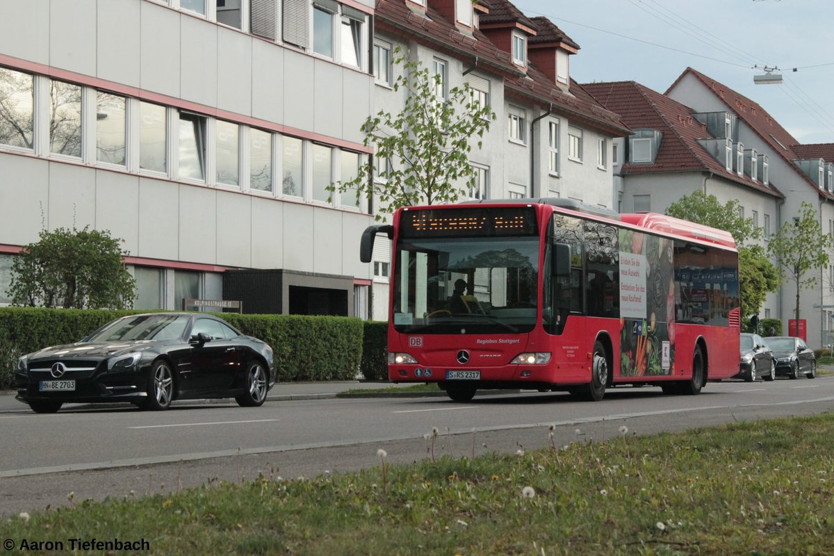 Am 12.04.2017 habe ich zwischen den Haltestellen 'Ackermann' und 'Bahnhof Sontheim' einer den wenigen Busse der Regiobus Stuttgart erlegen können, die im Auftrag der Stadtwerke Heilbronn Verkehrsbetriebe im Stadtverkehr unterwegs sind. Der Citaro Facelift LE 3 Türer ist auf das Amtlichen Kennzeichen 'S-RS 2317' zugelassen. Als Linie 42 ist er auf dem Weg zu Endhaltestelle 'Schanz Süd' mit Laufweg über das Klinikum Heilbronn.