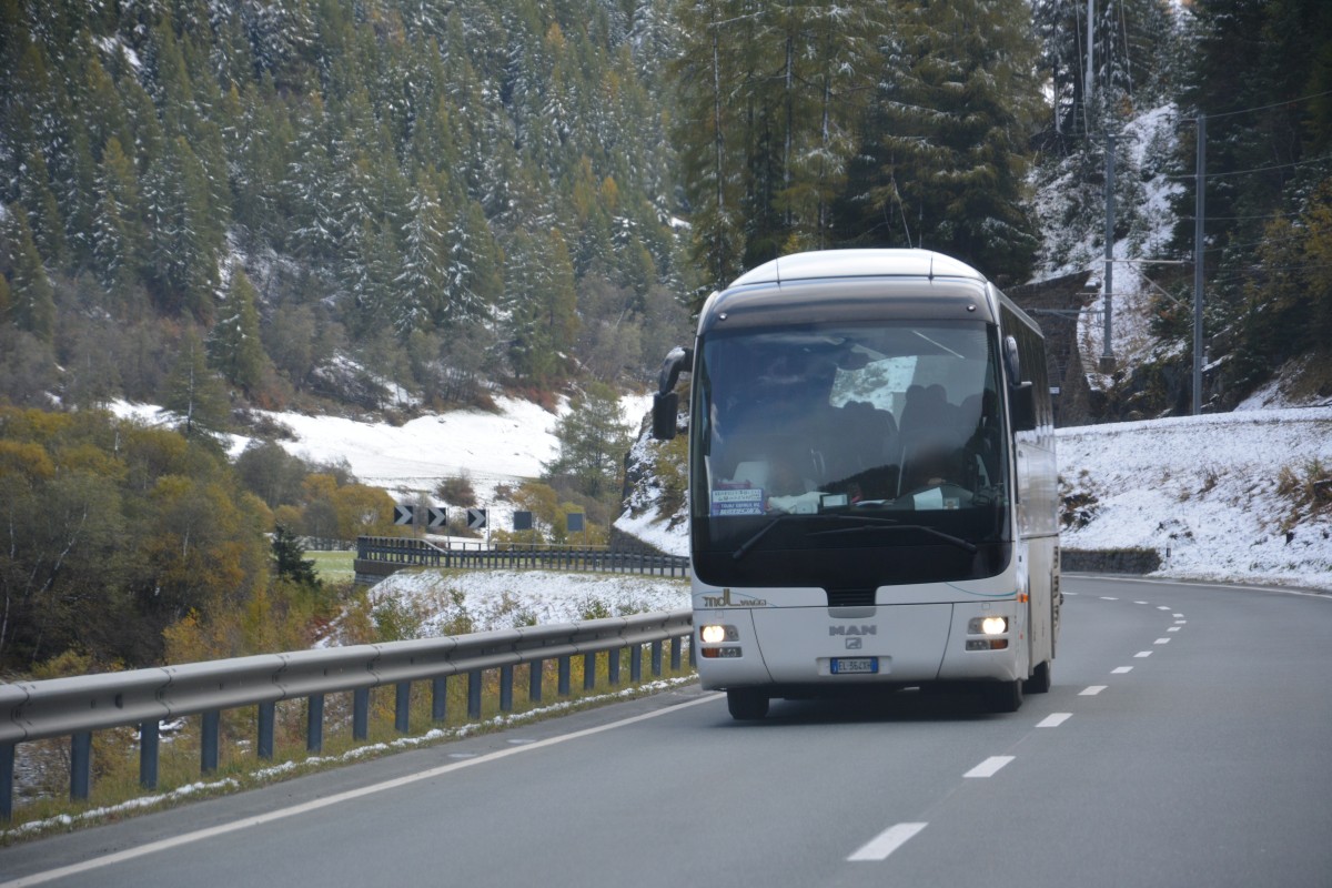 Am 15.10.2015 fährt EL-364XH (aus Italien) durch St. Moritz. Aufgenommen wurde ein MAN Lion's Coach. 	
