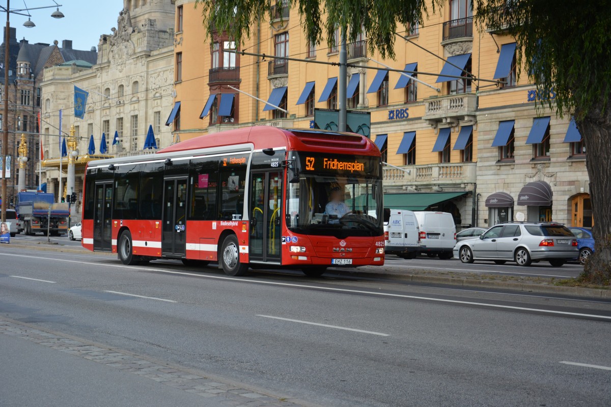Am 16.09.2014 fährt EHZ 116 (MAN Lion's City Hybrid) auf der Linie 52. Aufgenommen in Stockholm.