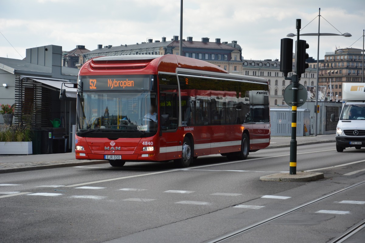 Am 16.09.2014 fährt EJR 030 (MAN Lion's City Hybrid) auf der Linie 52 nach Nybroplan. Aufgenommen in Stockholm.