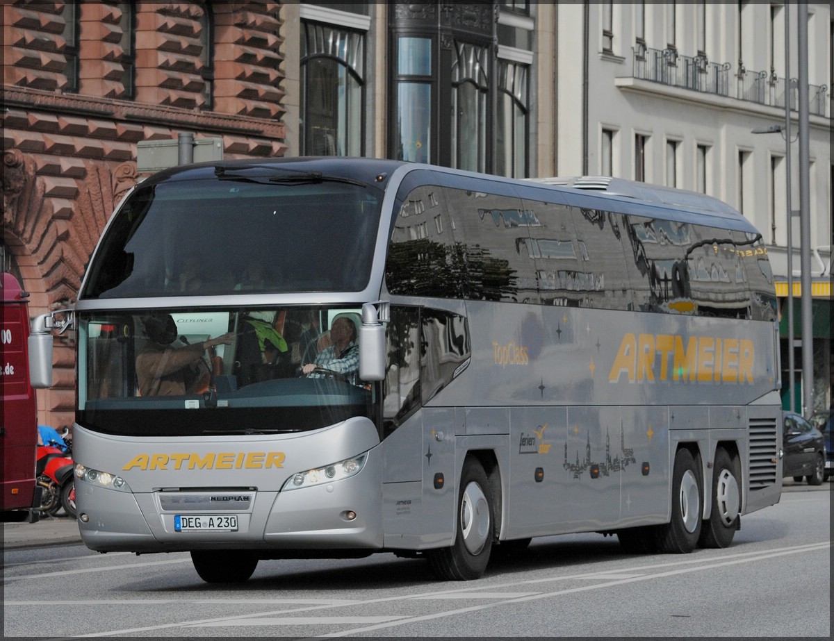 Am 19.09.2013 fuhr mir dieser Neoplan Reisebus in den Straen von Hamburg vor die Linse.