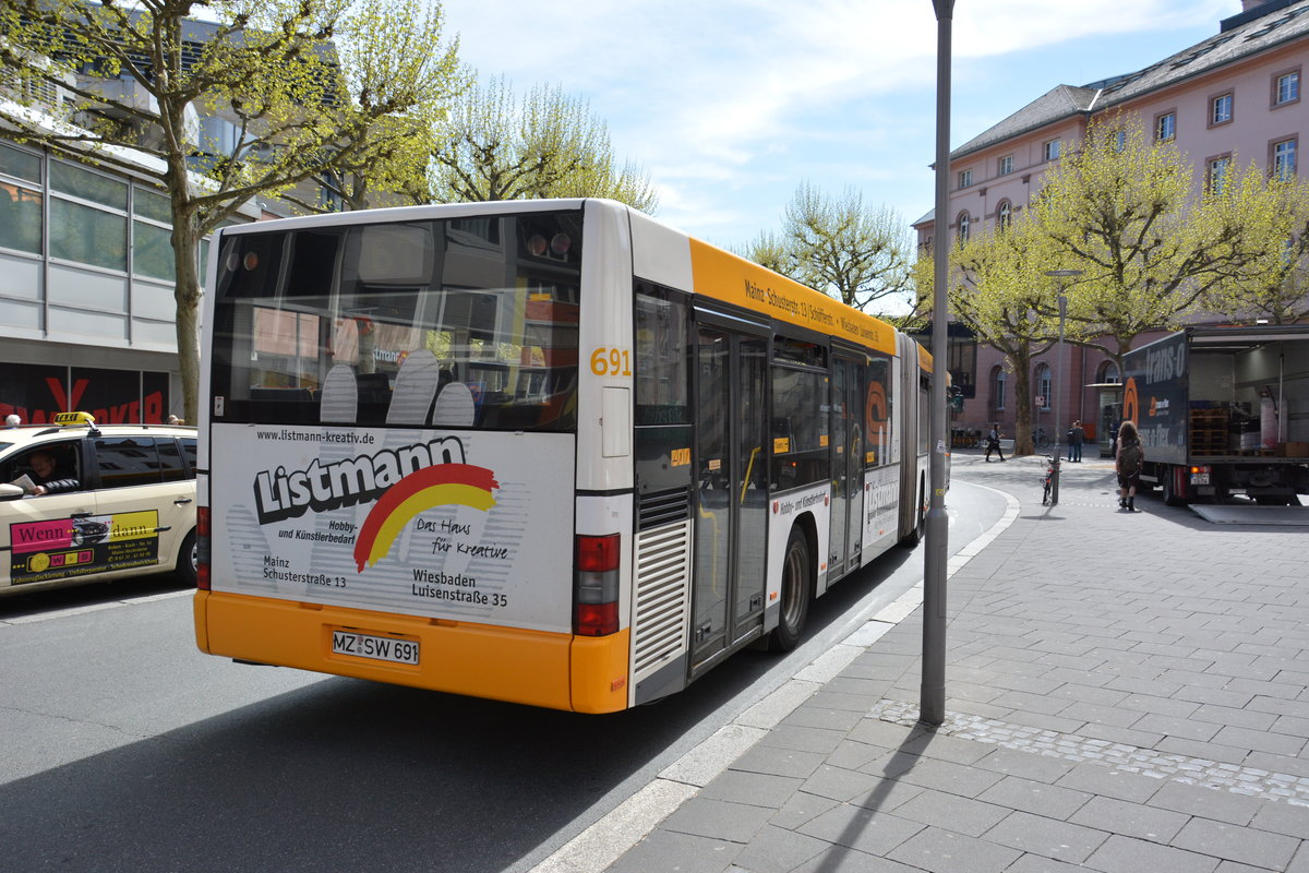 Am 21.04.2016 fährt MZ-SW 691 auf der Linie 61 durch Mainz. Aufgenommen wurde ein MAN Niederflur-Gelenkbus der 2. Generation / Innenstadt Mainz.
