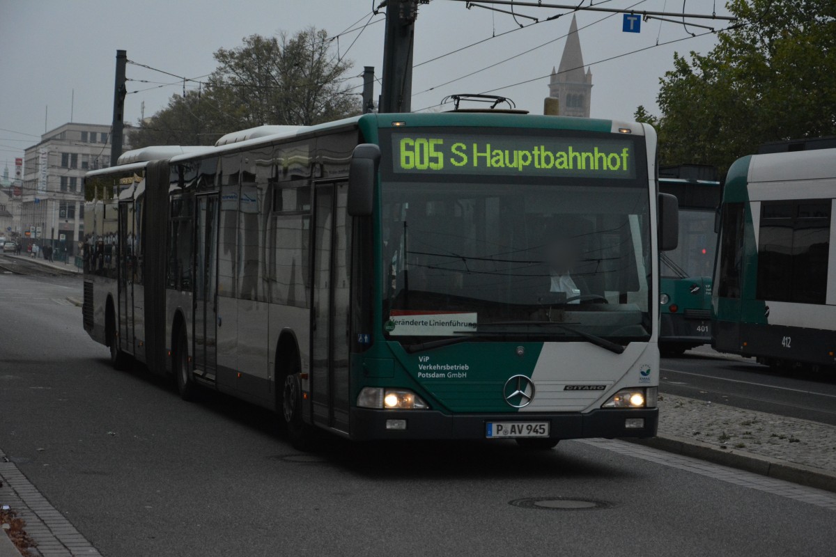 Am 25.10.2014 fährt P-AV 945 (Mercedes Benz O530) Richtung Potsdam Hauptbahnhof. Aufgenommen am Landtag.
