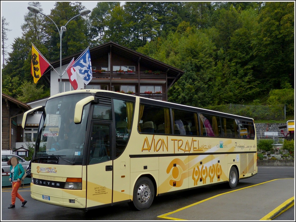 Am 30.09.2013 stand dieser Setra S 315 HDH am Busbahnhof in Brienz.