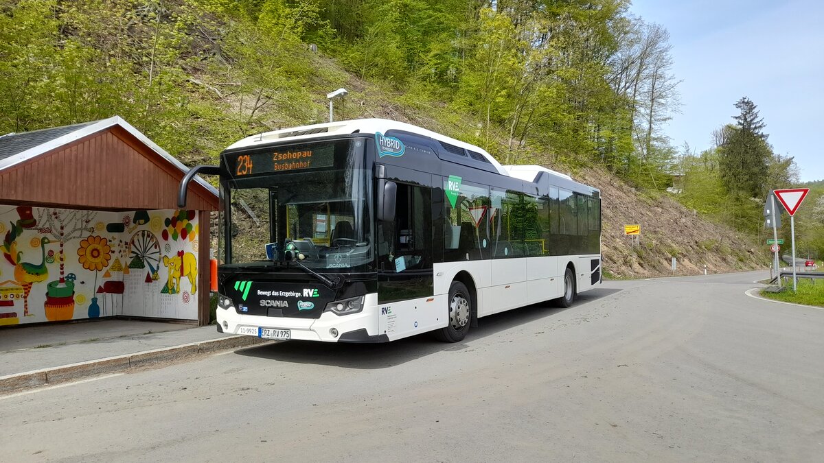 Am 4.5.23 stand der Wagen 11-9925 (ERZ-RV 975) von RVE auf der Buswendeschleife in Hennersdorf (Haltestelle: Hennersdorf, Holzbrücke).