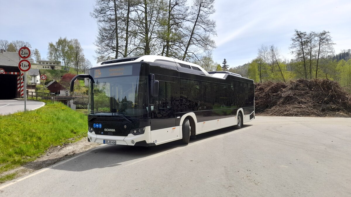 Am 4.5.23 stand der Wagen 11-9926 (ERZ-RV 406) von RVE auf der Buswendeschleife in Hennersdorf (Haltestelle: Hennersdorf, Holzbrücke).