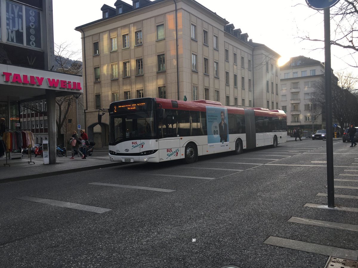Am 7. Februar 2018 stand ein Solaris Urbino 18 beim Place de Midi in Sion.
