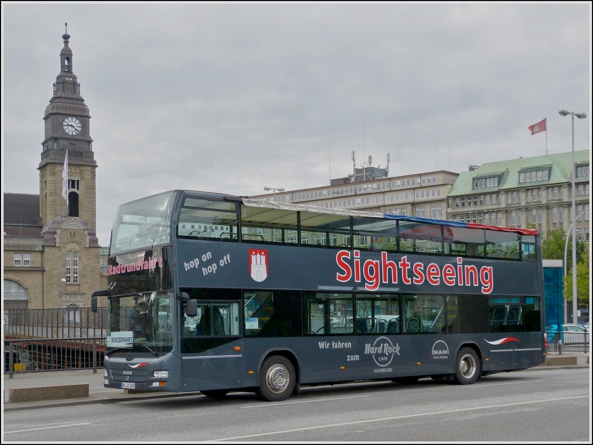 Am Hauptbahnhof von Hamburg wartet dieser MAN Doppelstockbus am morgen des 21.09.2013 auf die ersten fahrgste um zu einer Stadtrundfahrt los zu fahren