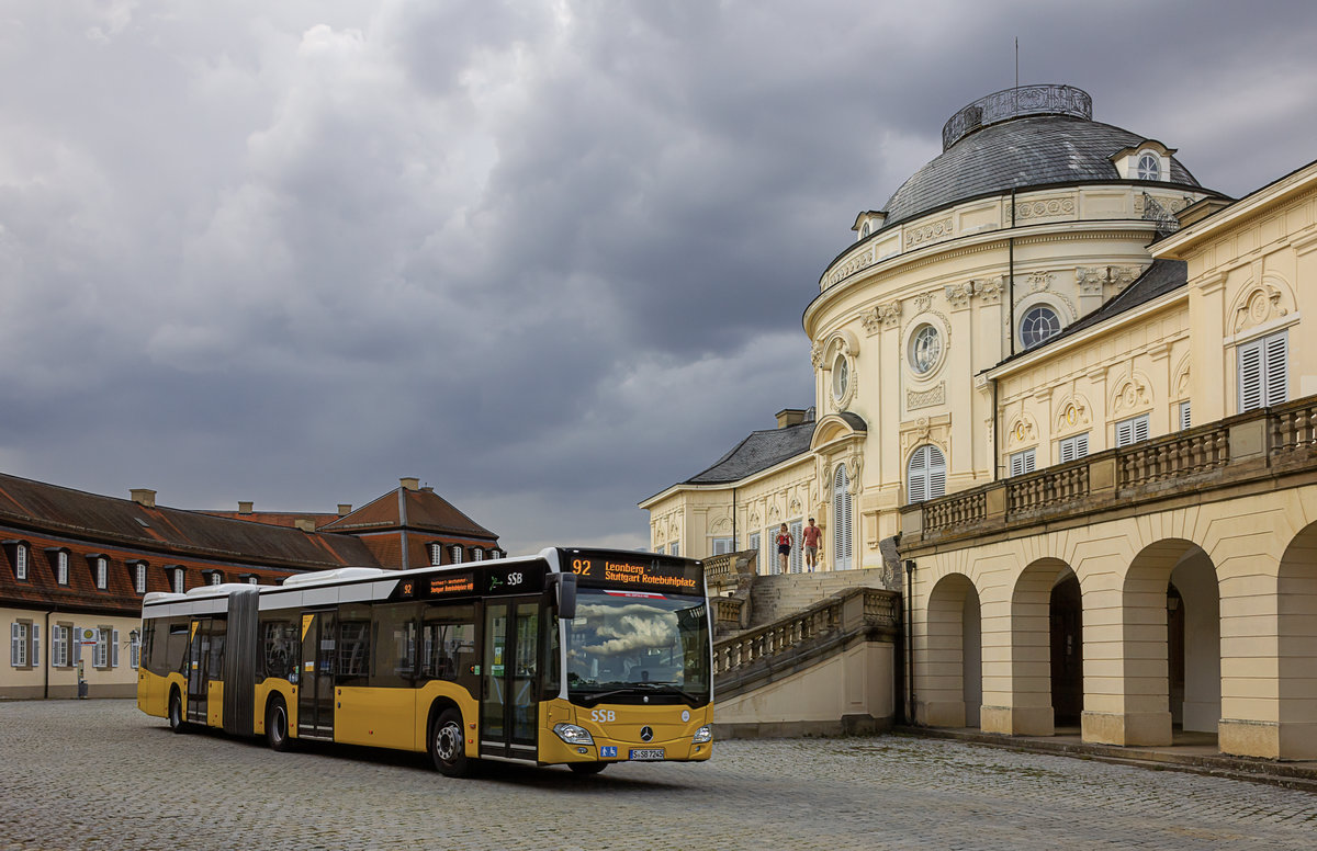 Am Nachmittag des 16.8.2020 präsentierte der 2016 gebaute Wagen 7245 der Stuttgarter Straßenbahnen AG sich auf dem Weg als Linie 92 in die Stuttgarter Innenstadt vor dem Schloss Solitude.