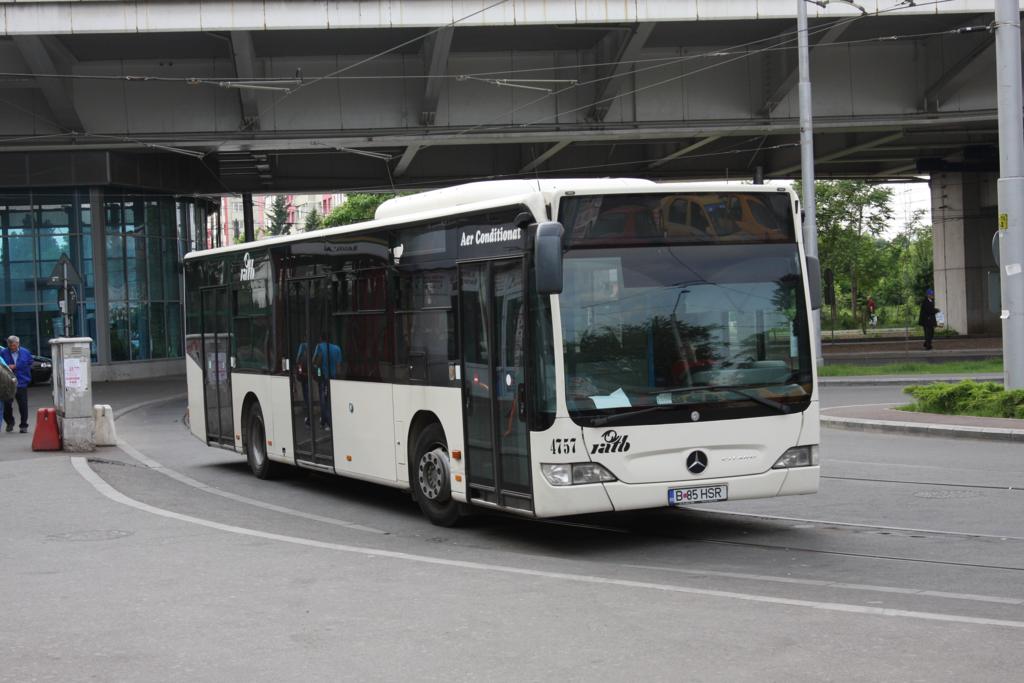 Am Ostende des Bahnhofs Gara de Nord in Bukarest befindet sich ein kleiner S-Bahnhof namens Basraba. An der dortigen Haltestelle stand am 15.5.2015 dieser Mercedes Citaro Bus und wartete auf Fahrgäste.