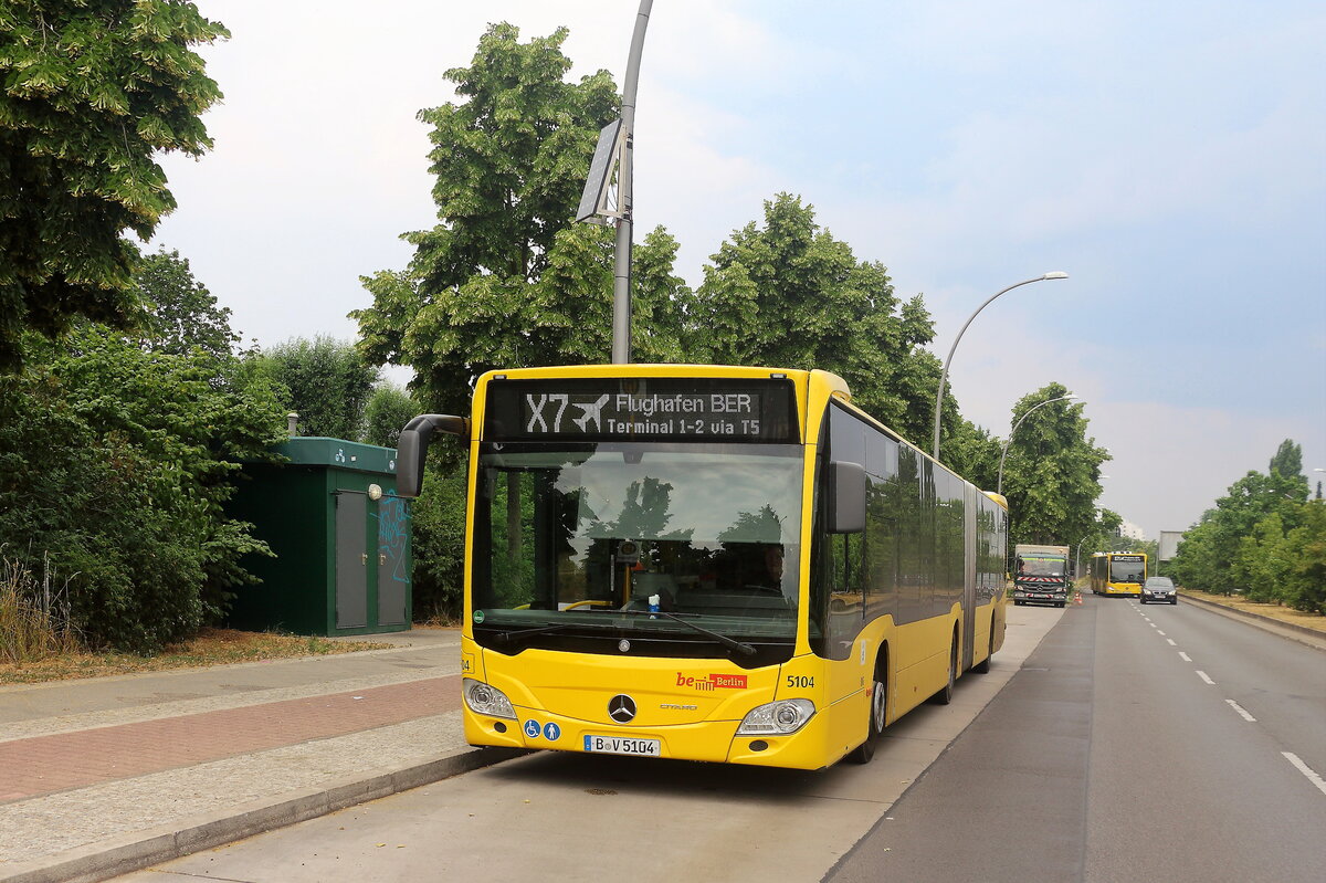 An der Endhaltestelle in Berlin Rudow steht Mercedes-Benz Citaro C2 G der BVG der Linie X7 zum BER Terminal 1 und 2 am 02. Juli 2021.