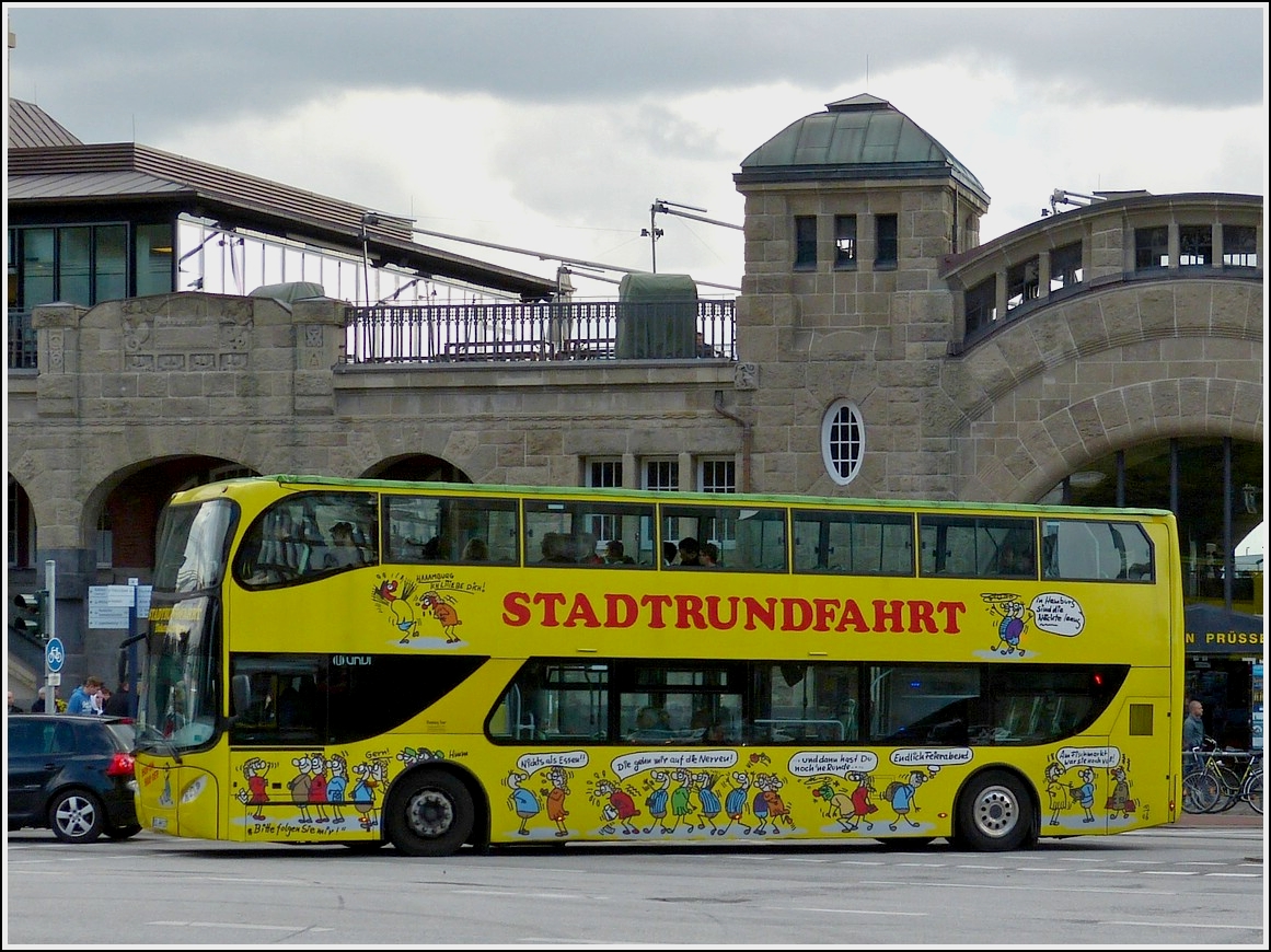 An den Landungsbrcken in Hamburg fahren die meisten Busse zu einer Standrunfahrt ab, so wie dieser farbige Volvo Doppeldecker am 17.09.2013.