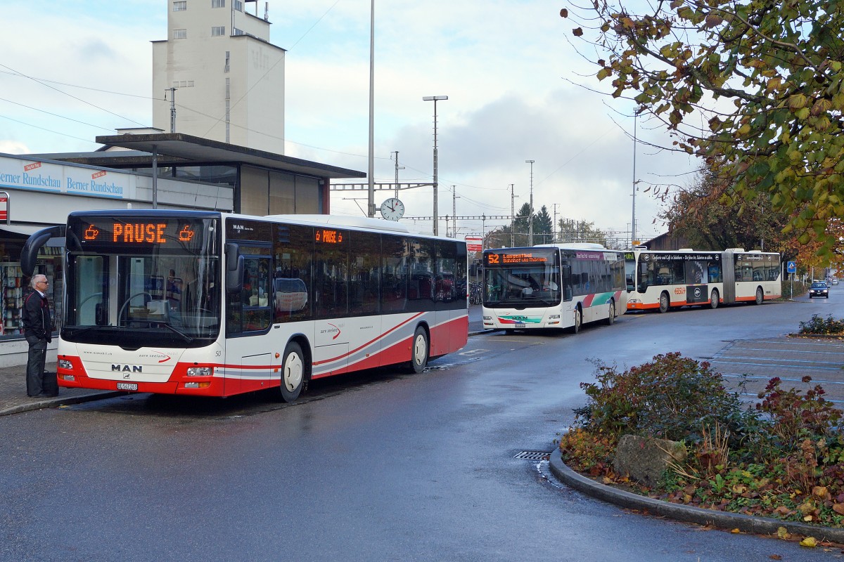 ASm/BSU: Zusammentreffen von drei Bussen von ASm und BSU auf dem Bahnhofplatz Herzogenbuchsee am 13. November 2014. Besonders zu beachten ist die grosse Farbenvielfallt. Die neuen ASm Busse werden mit dem rot-weissen Anstrich in Betrieb genommen. Die weisse Lackierung ist bald Geschichte.
Foto: Walter Ruetsch 