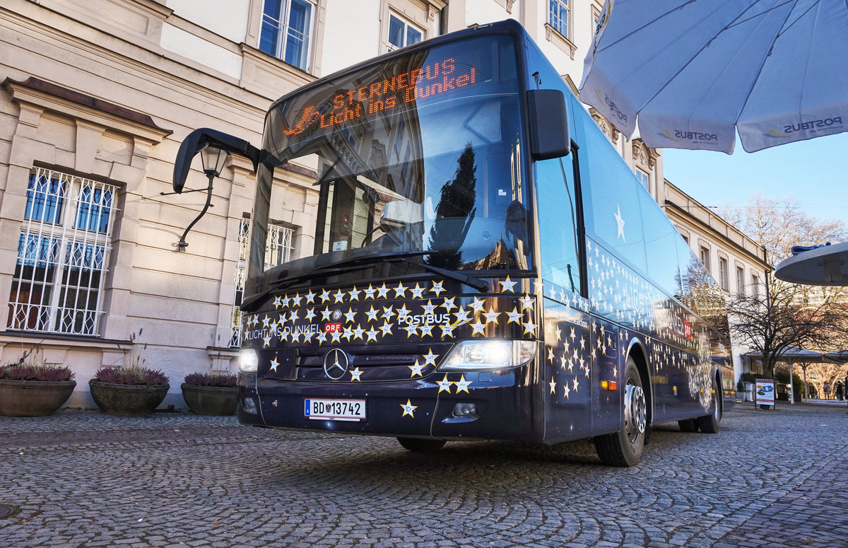 Auch dieses Jahr sind die Licht ins Dunkel-Sternebusse wieder unterwegs.
Hier zu sehen ist ein Mercedes-Benz Integro von POSTBUS, beim Mirabellplatz in Salzburg.
Aufgenommen am 17.12.2016.