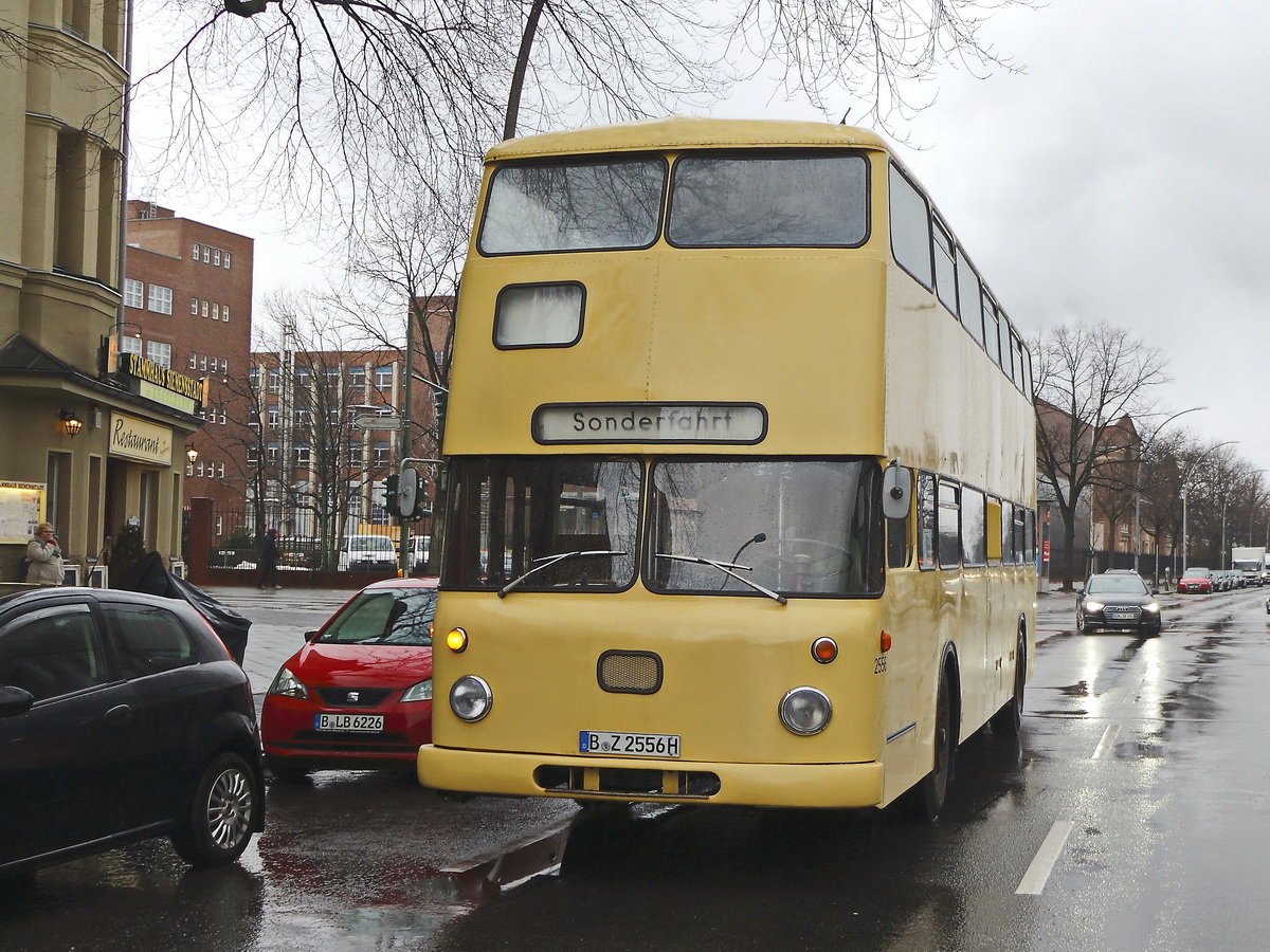 Ausstieg auf den Siemensdamm in Berlin am 26. Januar 2019 aus den Traditionsbus 2556.