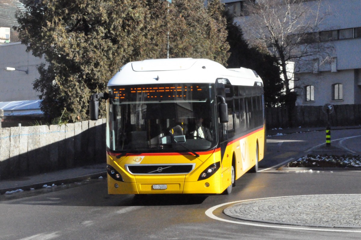 AutoPostale Ticino, Bellinzona. Volvo 7900 Hybrid (TI 74'055) kurz nach Bellinzona, Stazione. (11.2.2014)