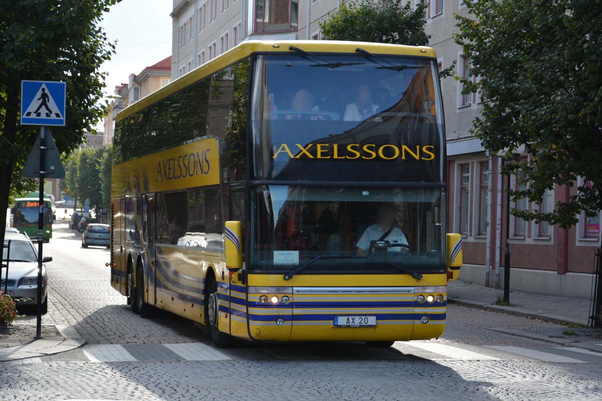 AX 20 (VanHool T 927) auf der Durchfahrt durch Eskilstuna am 17.09.2014.
