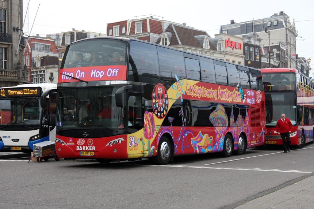 Ayats Rundfahrt Bus vor Centraal Bahnhof in Amsterdam am 28.10.2014.
