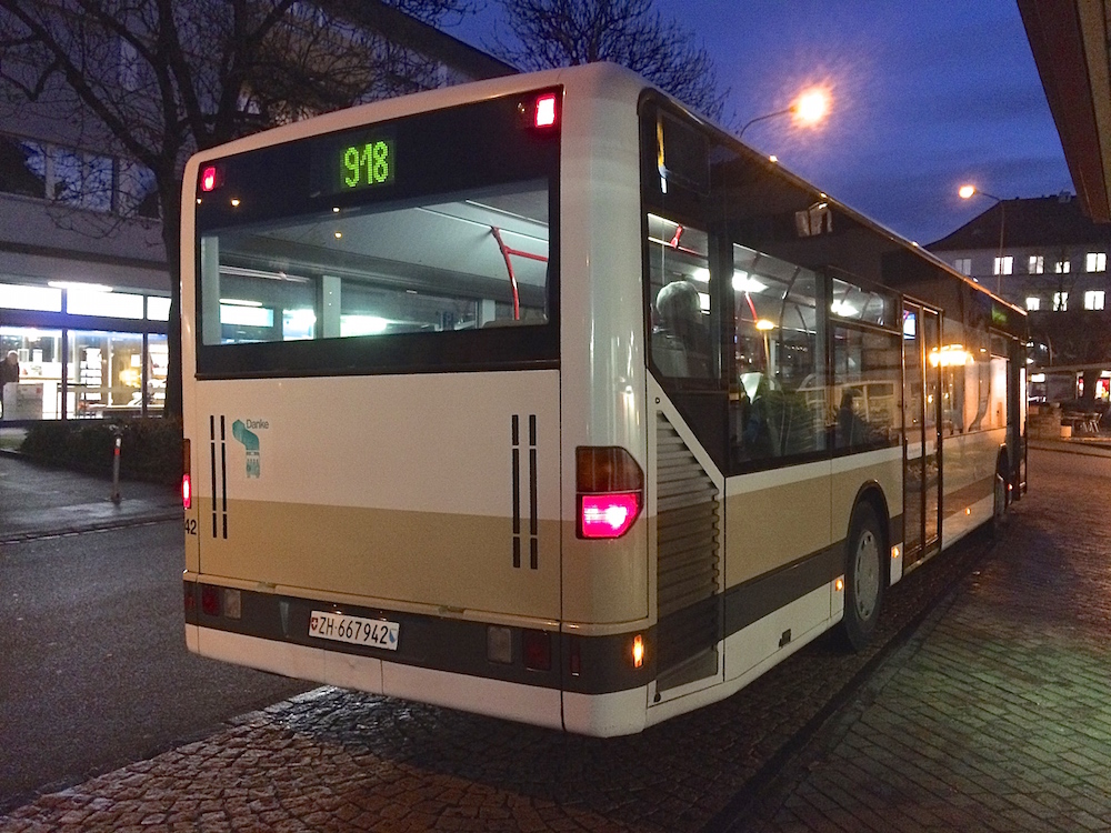 AZZK Zollikon, Mercedes-Benz Citaro (Nr. 42/ZH 667942, 1999) am Mi 9. Dezember 2015 am Bahnhof Küsnacht ZH. 