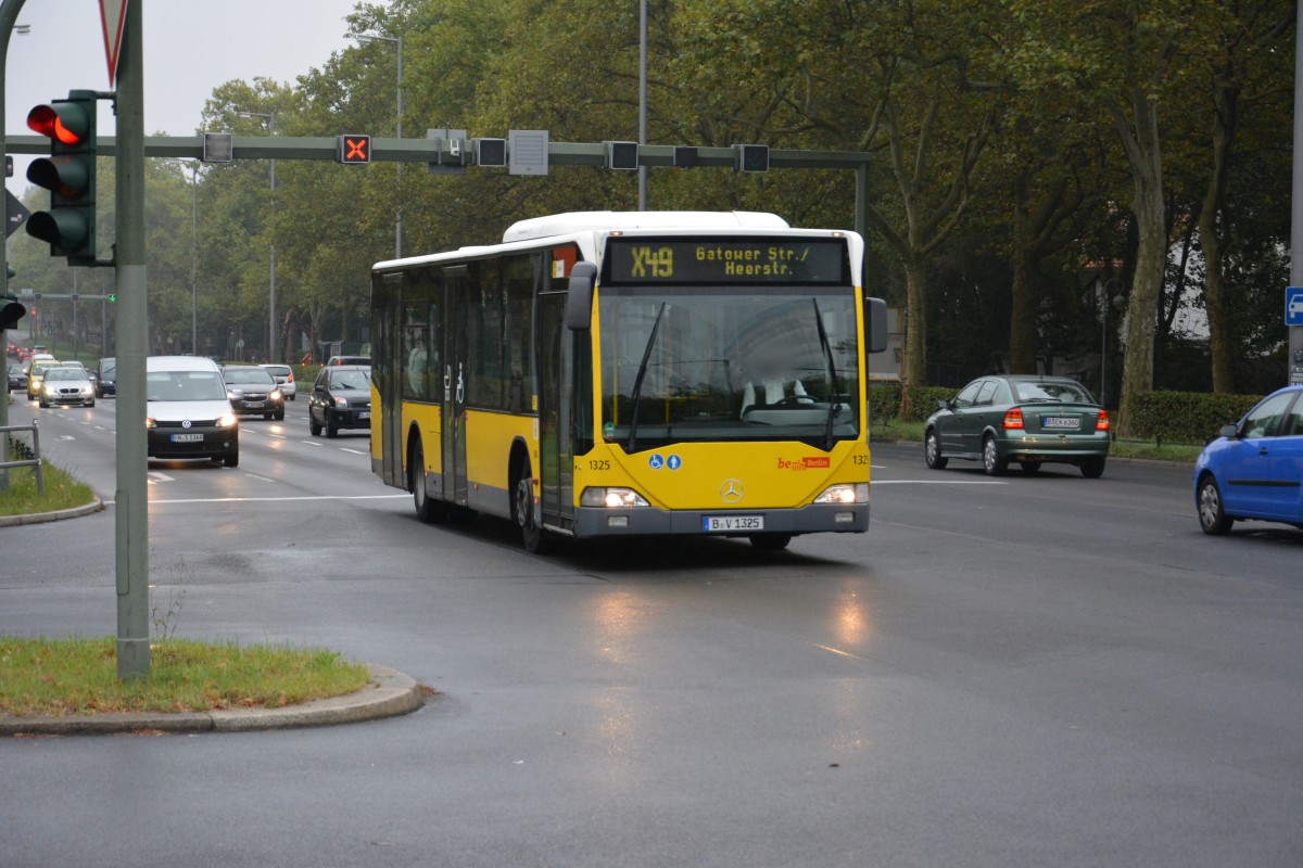 B-V 1325 ist am 26.09.2014 unterwegs auf der Linie X49 zur Gatower Straße/Heerstraße. Aufgenommen wurde Mercedes Benz O530 Citaro der 1. Generation Heerstraße/Olympiastadion.
