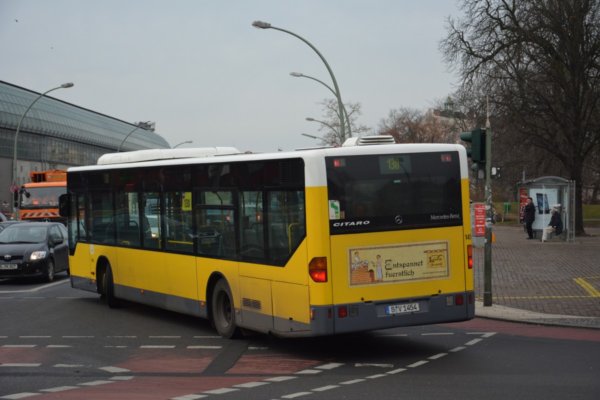 B-V 1454 auf der Linie 130 in Berlin Spandau. Aufgenommen am 20.12.2013.