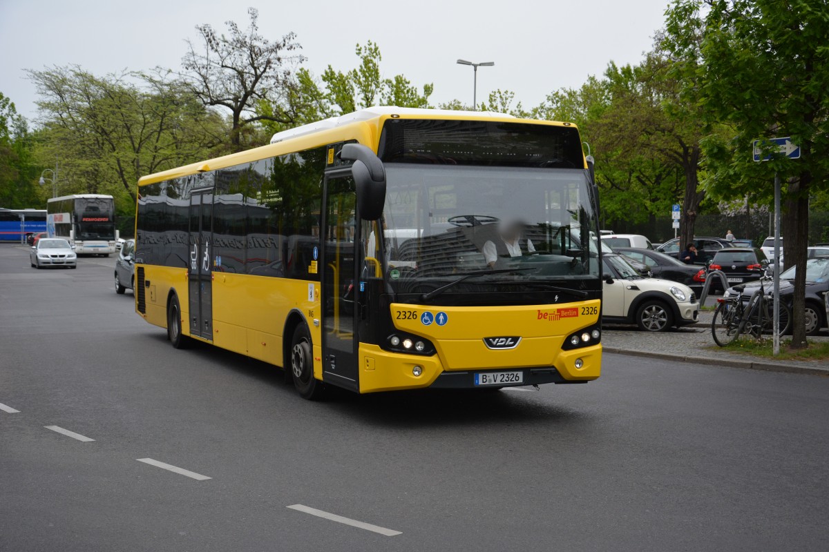 B-V 2326 fährt am 05.05.2015 auf der Linie 110. Aufgenommen wurde ein VDL Citea / Berlin Hardenbergplatz.

