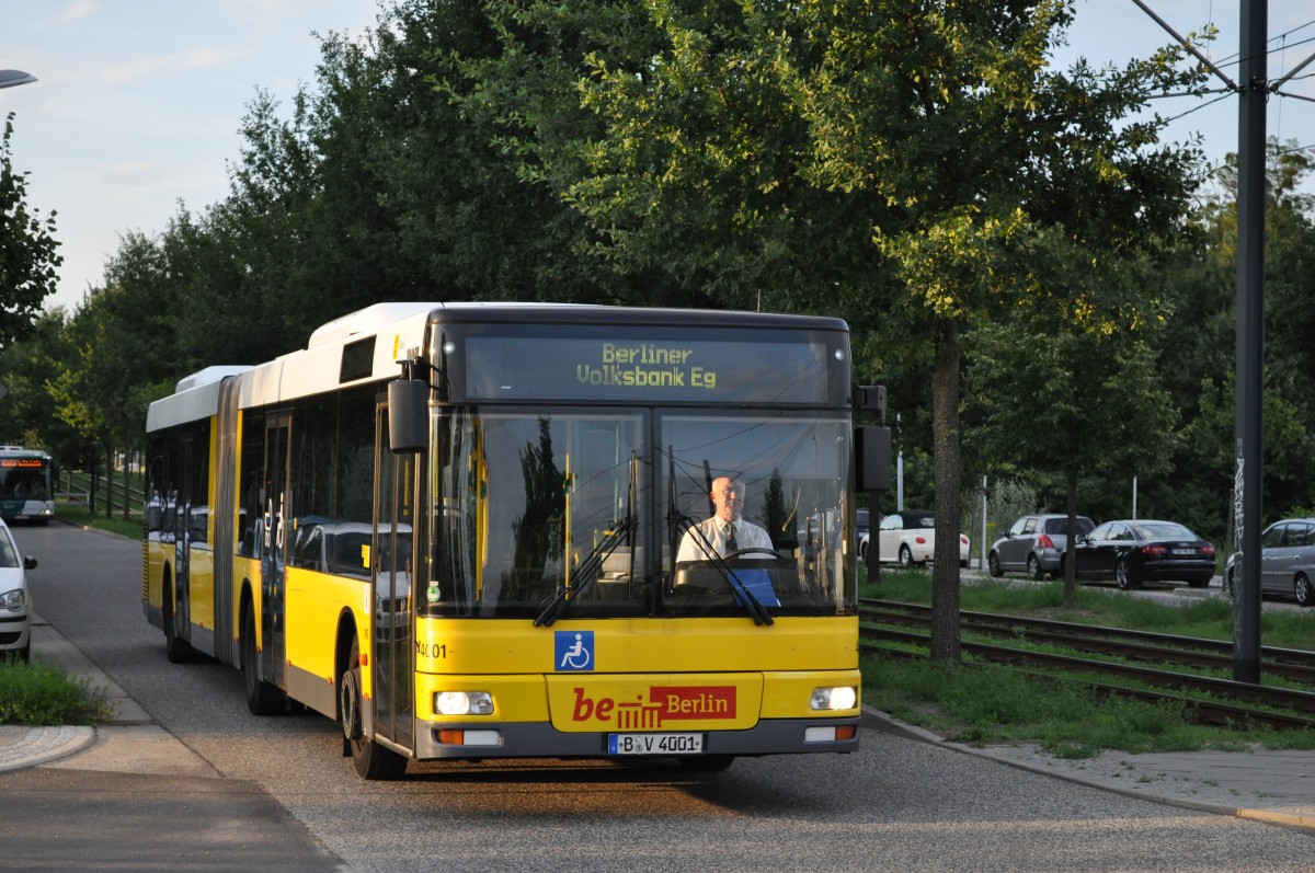 B-V 4001 in Potsdam Volkspark als Sonderverkehr zur Potsdamer Schlssernacht. Aufgenommen am 17.08.2013