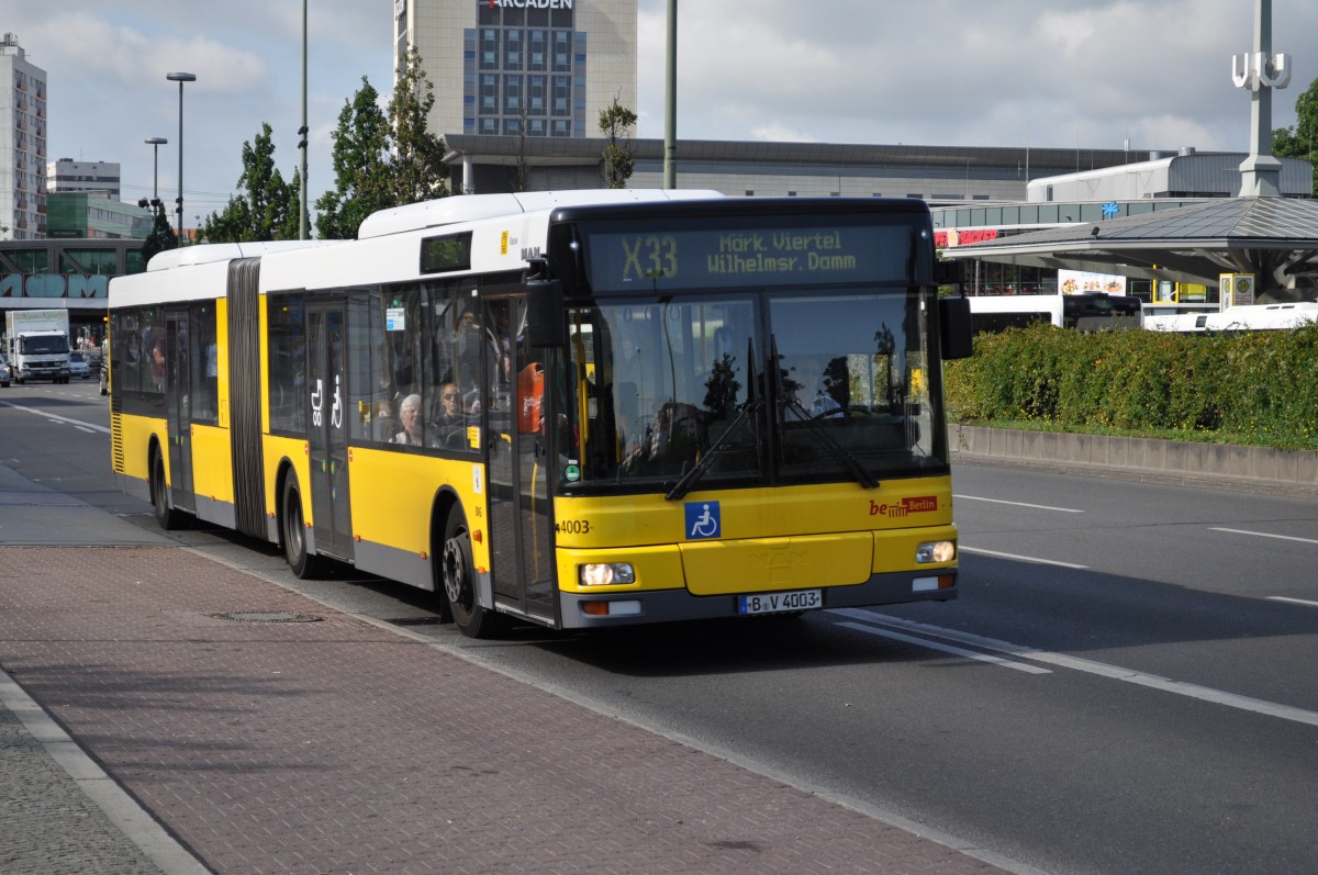 B-V 4003 auf der Linie X33 in Berlin Spandau. Aufgenommen im Sommer 2013.