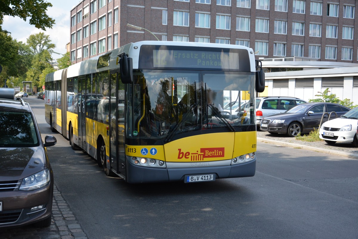 B-V 4113 fährt am 21.08.2014 auf SEV für die U2. Aufgenommen wurde ein Solaris Urbino 18 , Hertzallee Berlin.
