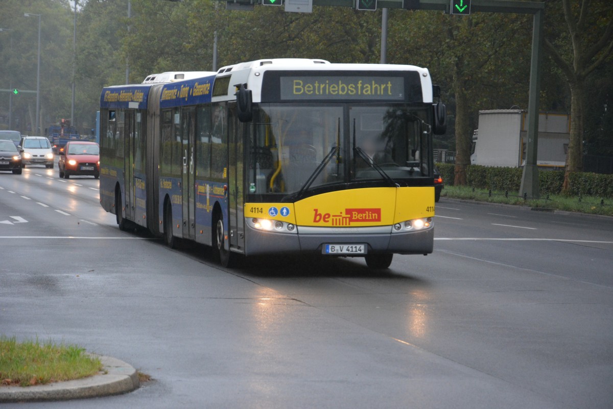 B-V 4114 fährt am 26.09.2014 auf Betriebsfahrt Richtung Berlin Spandau. Aufgenommen wurde Solaris Urbino 18, Flatowalle.
