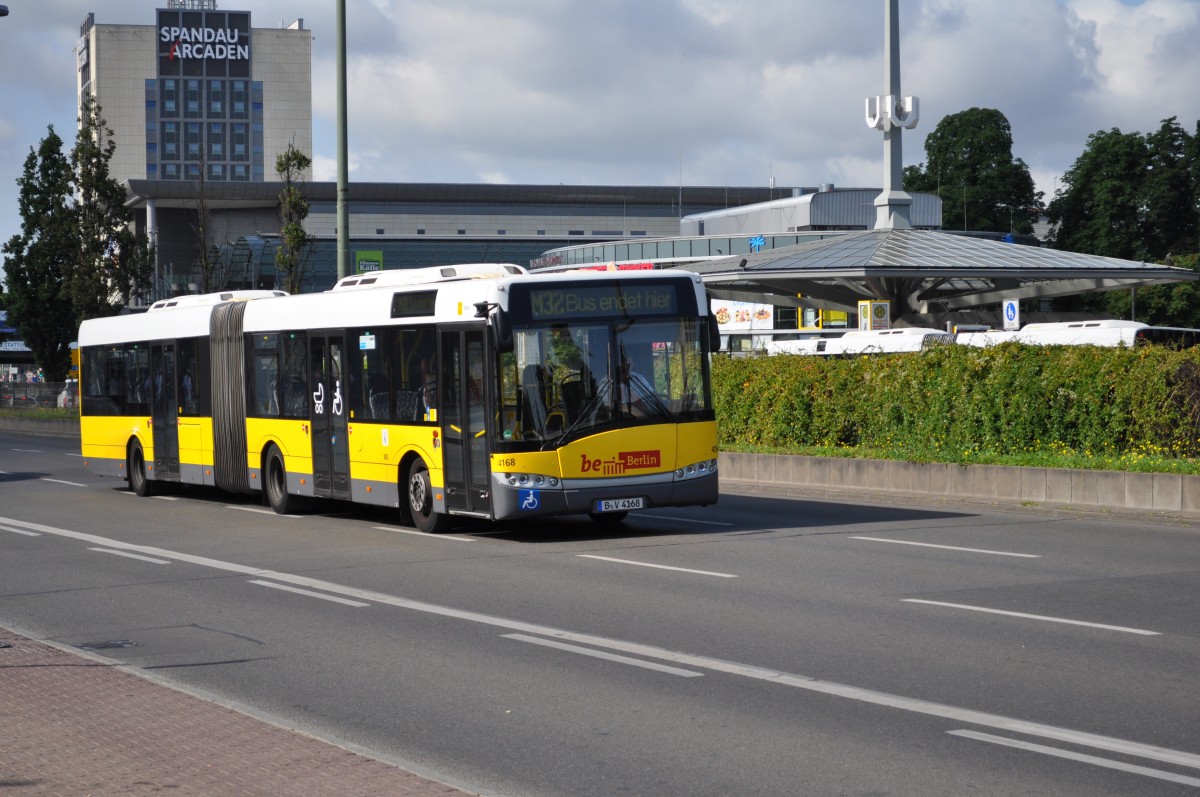 B-V 4168 auf der Linie M32 in Berlin Spandau. Aufgenommen im Sommer 2013.