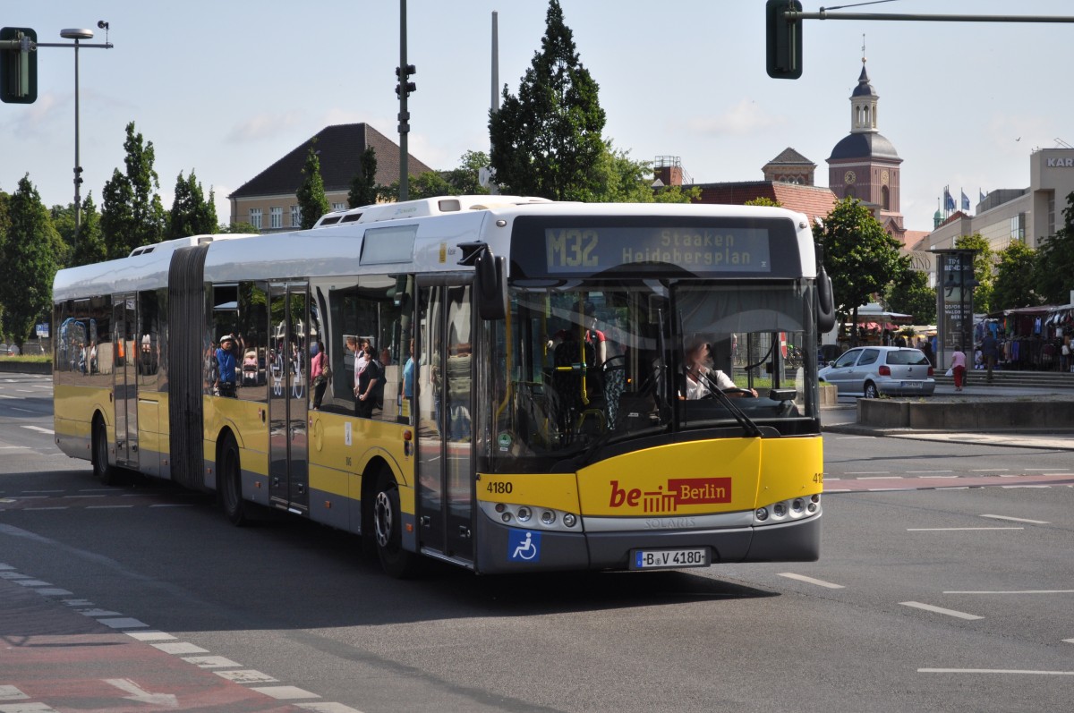 B-V 4180 auf der Linie M32 nach Berlin Staaken. Aufgenommen im Sommer 2013 Berlin Spandau.