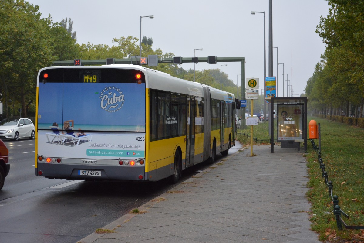 B-V 4295 fährt am 26.09.2014 auf der Linie M49 nach Berlin Staaken. Aufgenommen wurde Solaris Urbino 18, Flatowalle.
