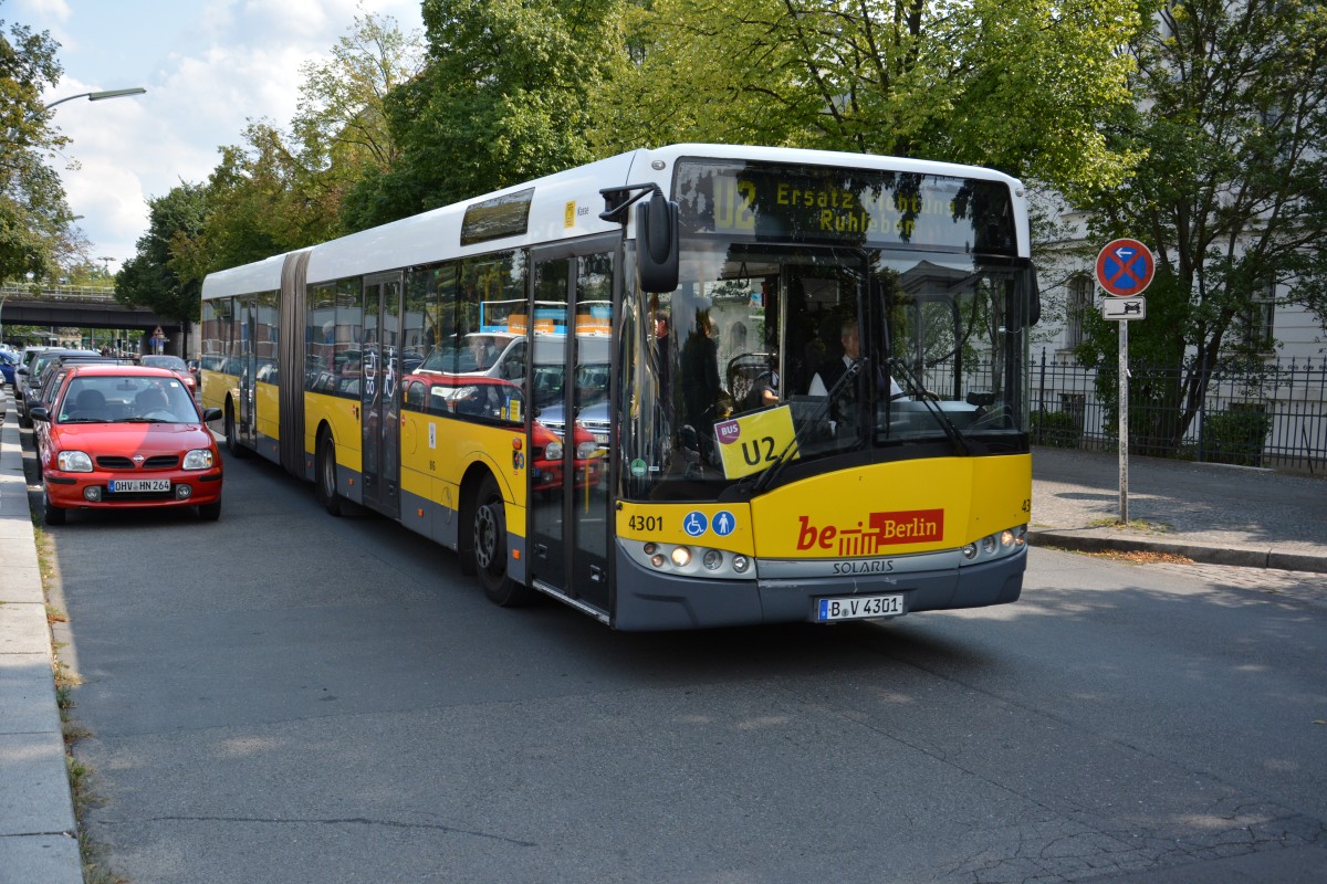 B-V 4301 fährt am 21.08.2014 auf SEV für die U2. Aufgenommen wurde ein Solaris Urbino 18 , Hertzallee Berlin.
