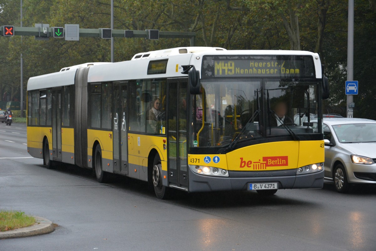 B-V 4371 fährt am 26.09.2014 auf der Linie M49 nach Heerstraße/Nennhauser Damm. Aufgenommen wurde Solaris Urbino 18, Flatowalle.
