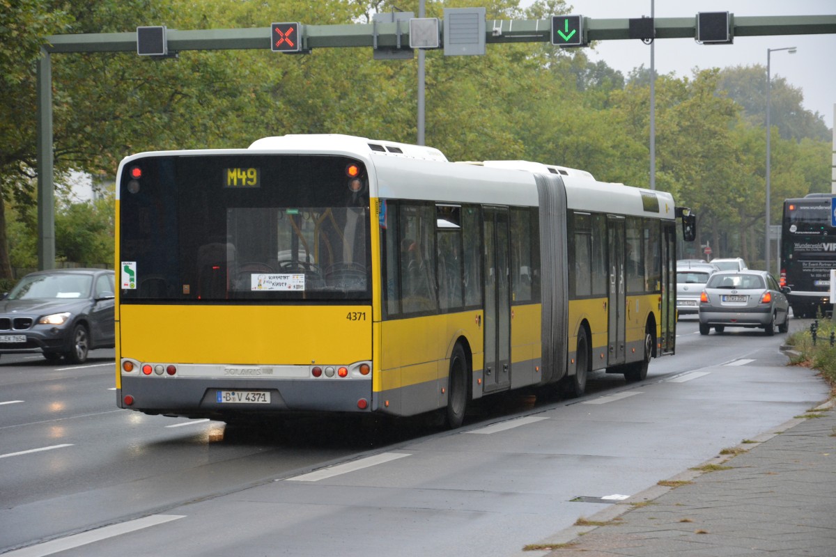 B-V 4371 fährt am 26.09.2014 auf der Linie M49 nach Heerstraße/Nennhauser Damm. Aufgenommen wurde Solaris Urbino 18, Flatowalle.
