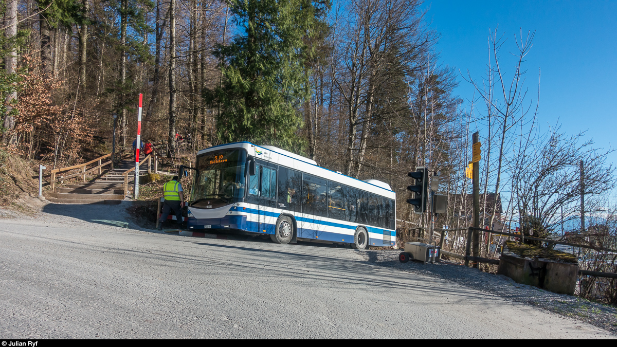 Bahnersatz Ringlikon - Uetliberg wegen Bauarbeiten vom 3. April bis am 10. Mai 2018. Zum Einsatz kommt ein Hess Bergbus der AHW Busbetriebe. Aufnahme vom 12. April 2018 an der Bergstation Uetliberg.