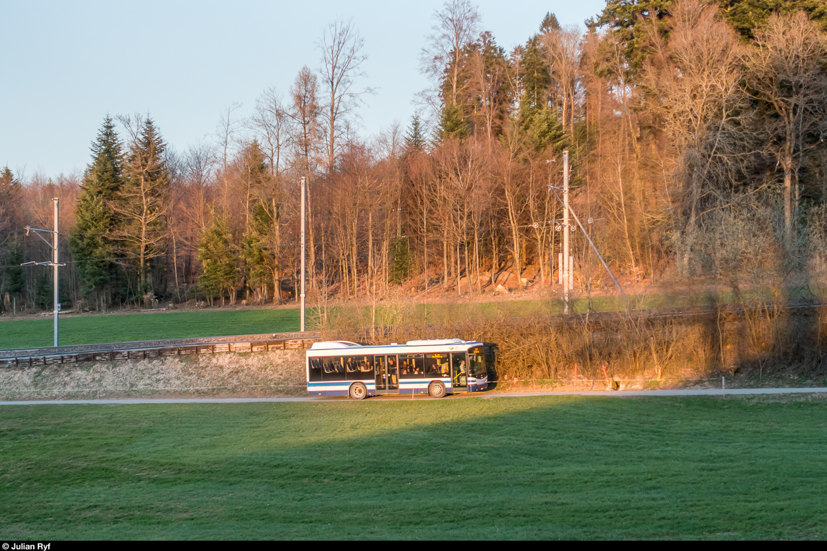 Bahnersatz Ringlikon - Uetliberg wegen Bauarbeiten vom 3. April bis am 10. Mai 2018. Zum Einsatz kommt ein Hess Bergbus der AHW Busbetriebe. In den letzten Sonnenstrahlen vom 12. April 2018 kurz nach Verlassen der Station Ringlikon.
