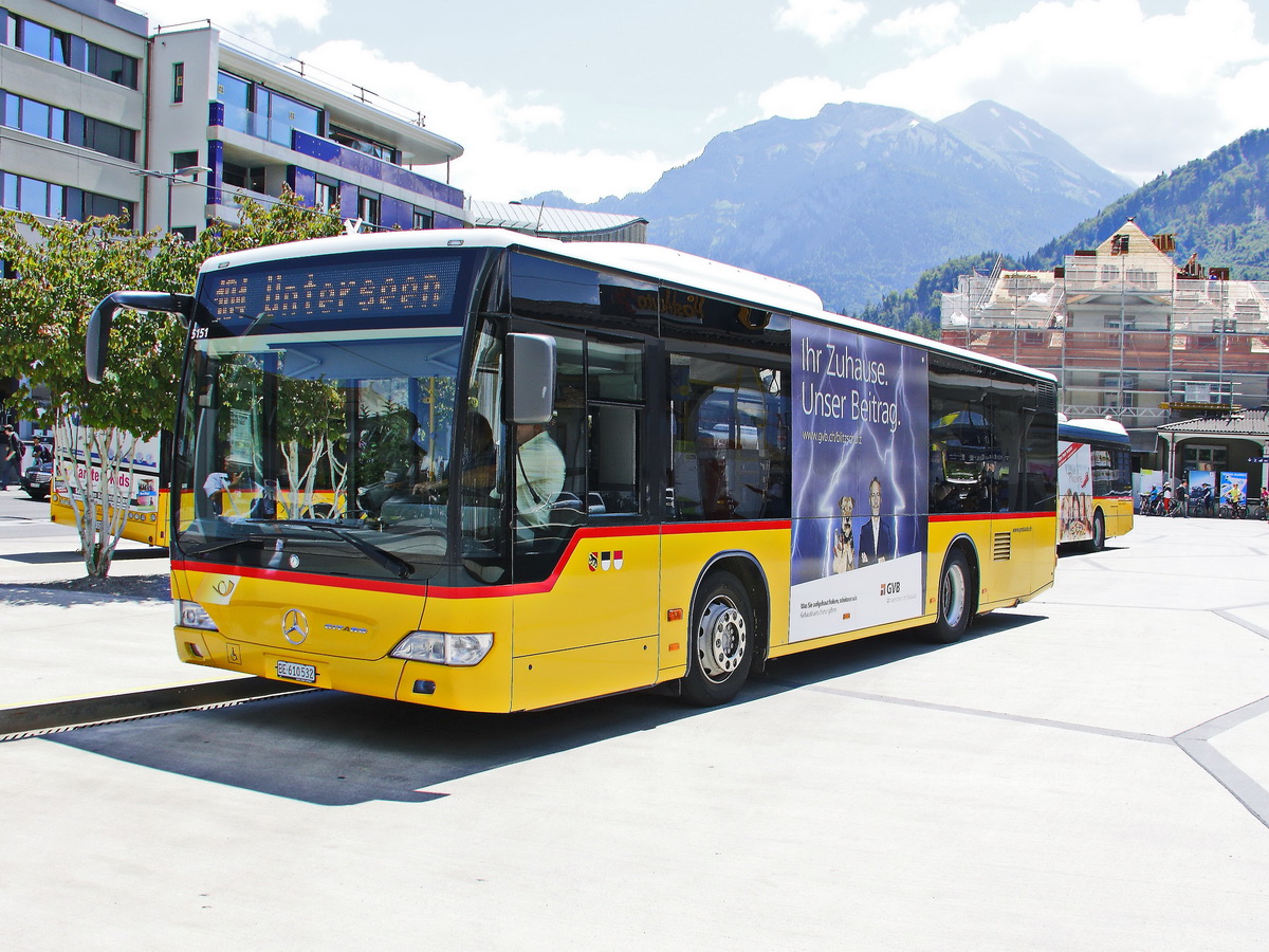 Bahnhof Interlaken West am 25. Juni 2018 steht Postbus Nr. 5151 - BE 610 532.