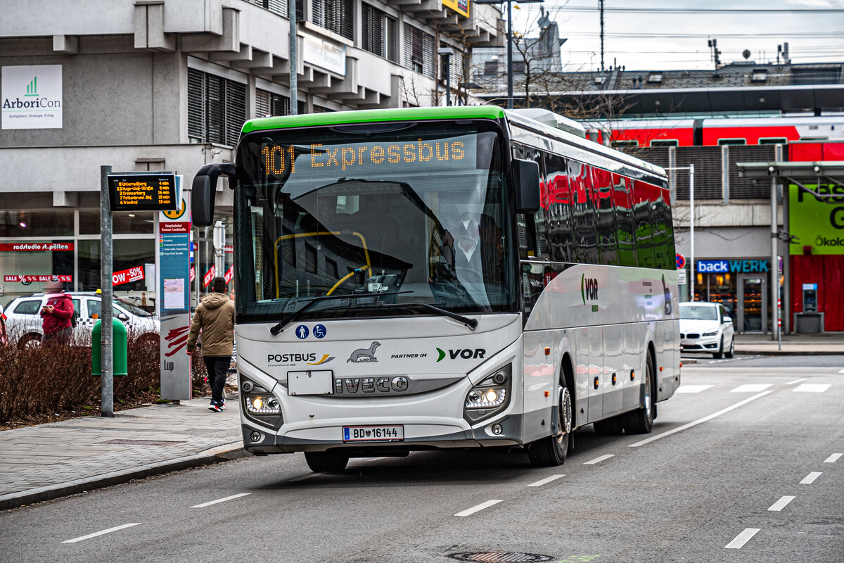 BD 16144 als Wieselbus 101 unterwegs nach Gmünd verlässt am 21.2.2024 den St. Pöltner Hauptbahnhof
