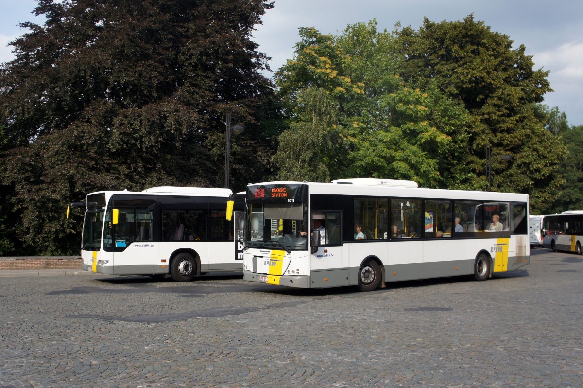 Belgien / Brügge: Mercedes-Benz Citaro LE Ü sowie ein VDL Jonckheere Transit von De Lijn, aufgenommen im August 2014 am Bahnhof von Brügge.