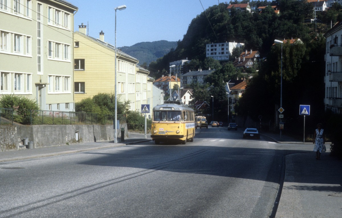 Bergen Bergen Sporvei (BS) Trolleybuslinie 2 (Skoda-Trolleybus 303) im August 1982.