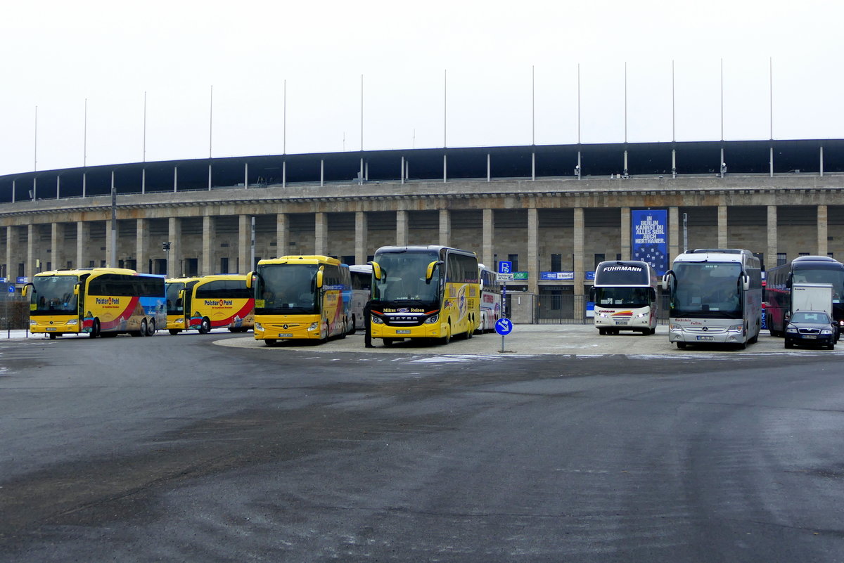 Berlin / Olympiastastadion -Südtor, Busse zur Grünen Woche im Januar 2019.