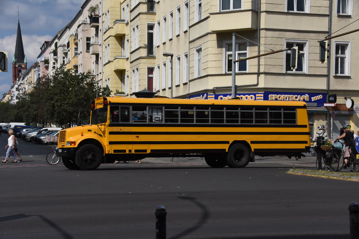 BERLIN, 22.06.2019, american schoolbus auf der Frankfurter Allee / Ecke Silvio-Meier-Straße