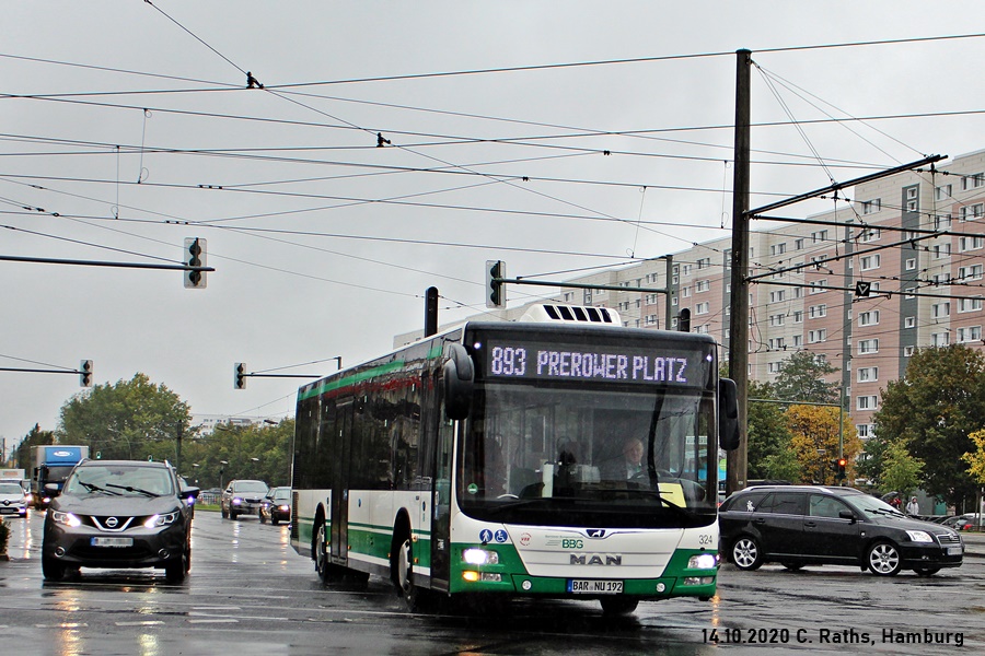 Berlin: BBG Wagen 324 , BAR NU 192 , auf Linie 893 zum Prerower Platz kurz vor Erreichen der Endhaltestelle auf der Falkenberger Chaussee am 14.10.2020