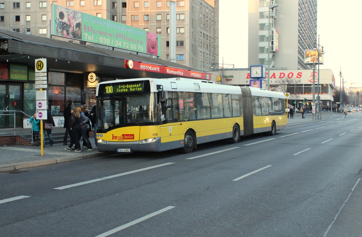 Berlin BVG Buslinie 100 (Solaris Urbino 4130) Karl-Liebknecht-Strasse am 28. Februar 2015.