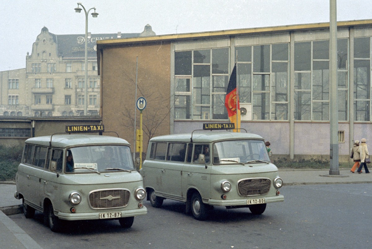 Berlin (Ost) Zwei Linien-Taxis halten am Bahnhof Friedrichstraße am 17. Februar 1974. - Die Linien-Taxis waren weder richtige Busse noch normale Taxis.